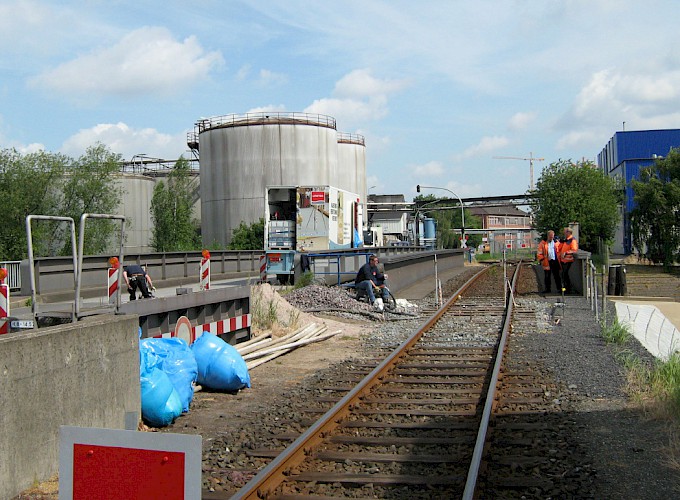 Das URETEK Verfahren wurde im Fahrbahn- und im Gleisbereich angewandt