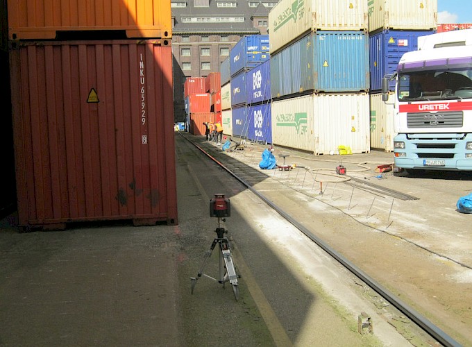 Das Einsatzfahrzeug steht zwischen den Containern – die Injektionen werden laserüberwacht