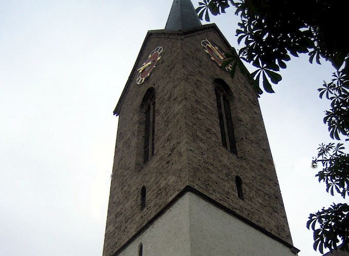 Blick auf den Kirchturm, der schon einmal eine “Aufstockung” erfahren hat