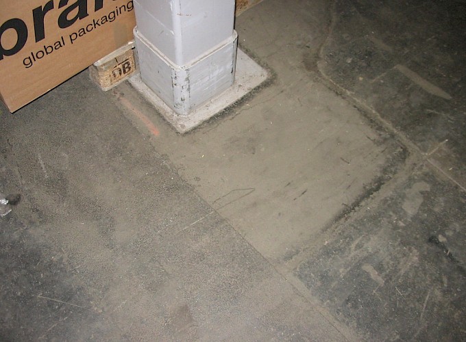Die Stützen stehen auf dem vorhandenen Betonboden, der diese Last nicht tragen kann