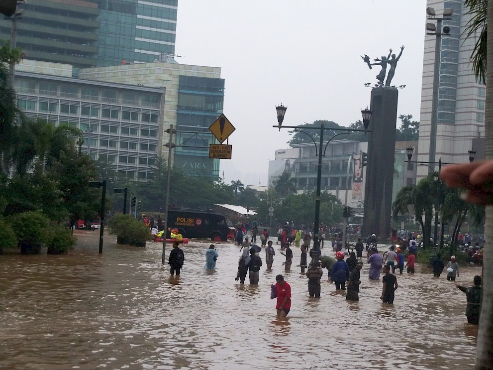 Überflutete Straße in Jakarta